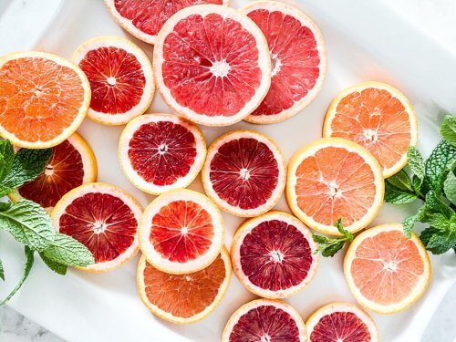 sliced pieces of grapefruits